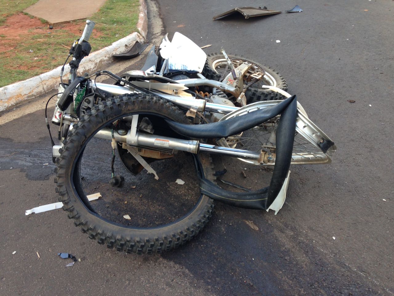 Colisão com ônibus deixa motociclista em estado gravíssimo no Santa Maria Colisão com ônibus deixa motociclista em estado gravíssimo no Santa Maria