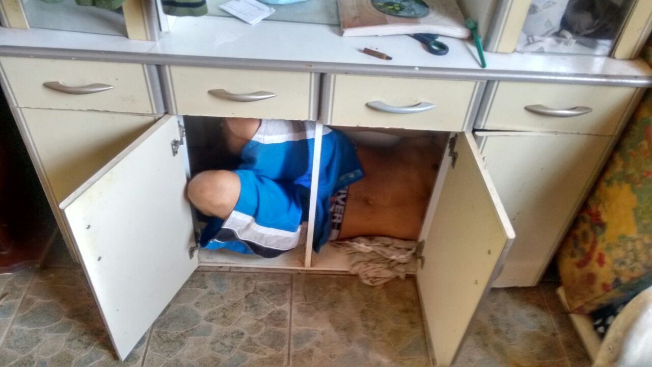 TV Acontece: Suspeito se esconde em armário para tentar escapar da polícia em São Manuel