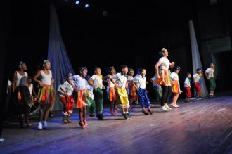 espetaculo-conta-com-340-criancas-e-adolescentes-da-assistencia-social-foto-andreia-seullner-182