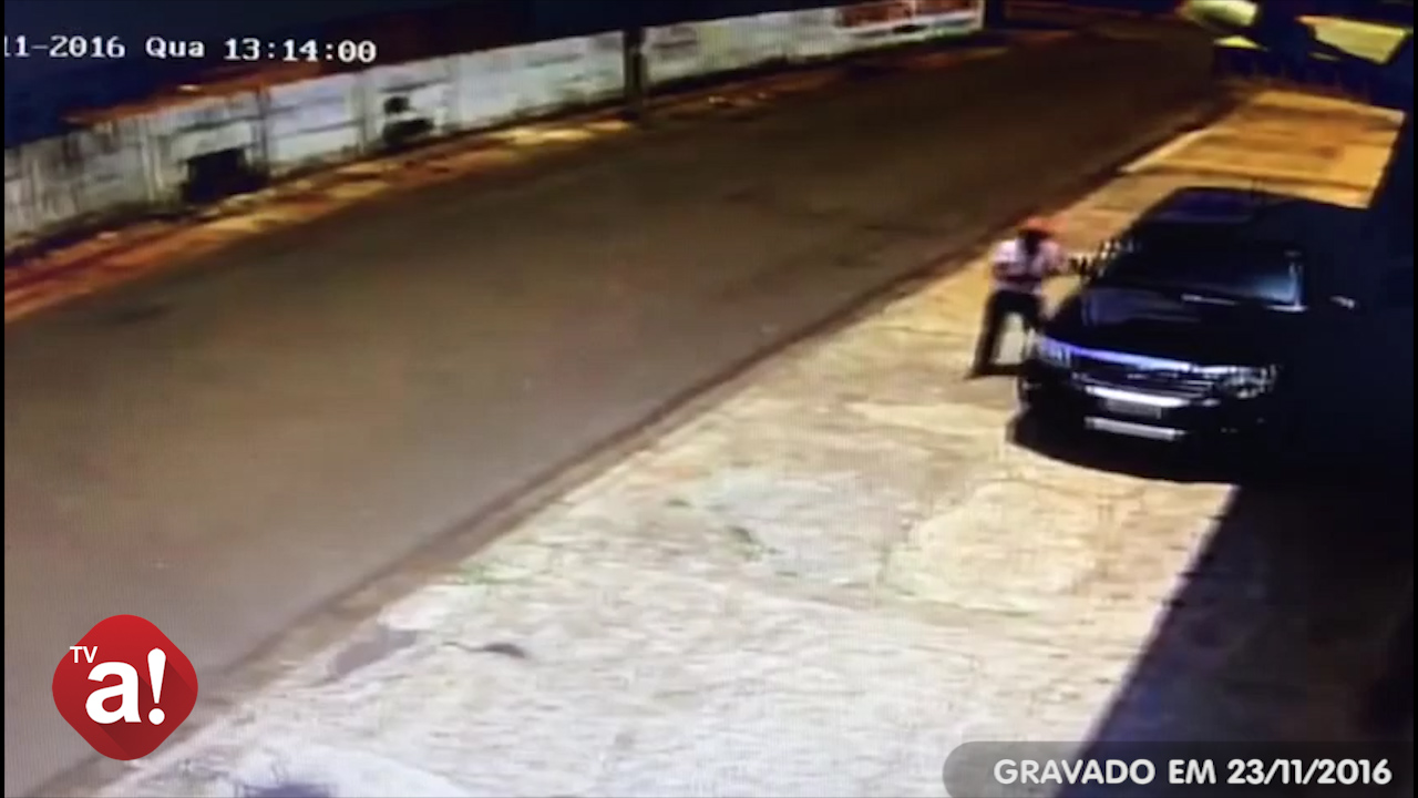 Jovem furta celular, mas é liberado por falta de flagrante; veja vídeo do furto