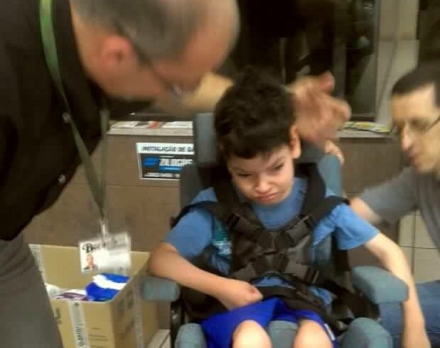 Menos sofrimento: Menino Alexy recebe nova cadeira adaptada da Rede Berimbau