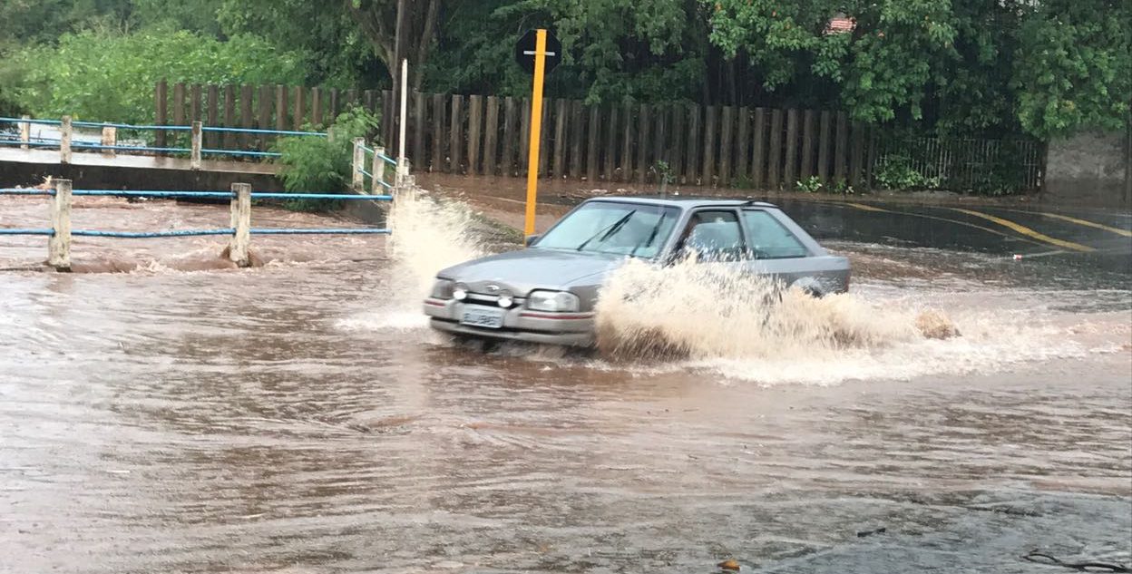 Chuva forte causa transtornos em Botucatu; Veja vídeo e fotos