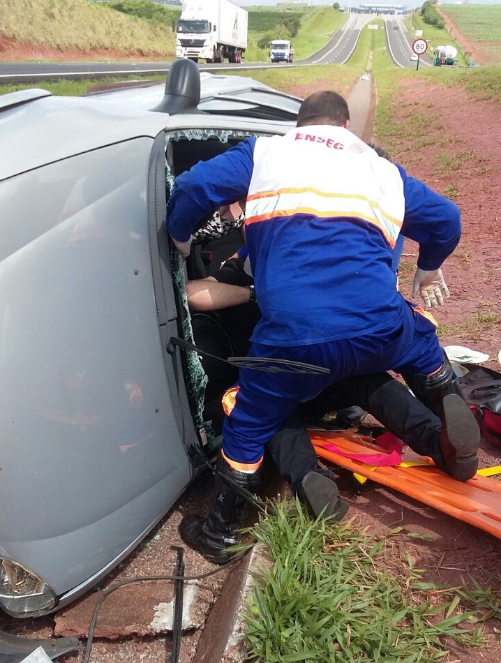 Carro capota após pneu estourado na Rondon; veículo cai em ribanceira na Antônio Butgnoli