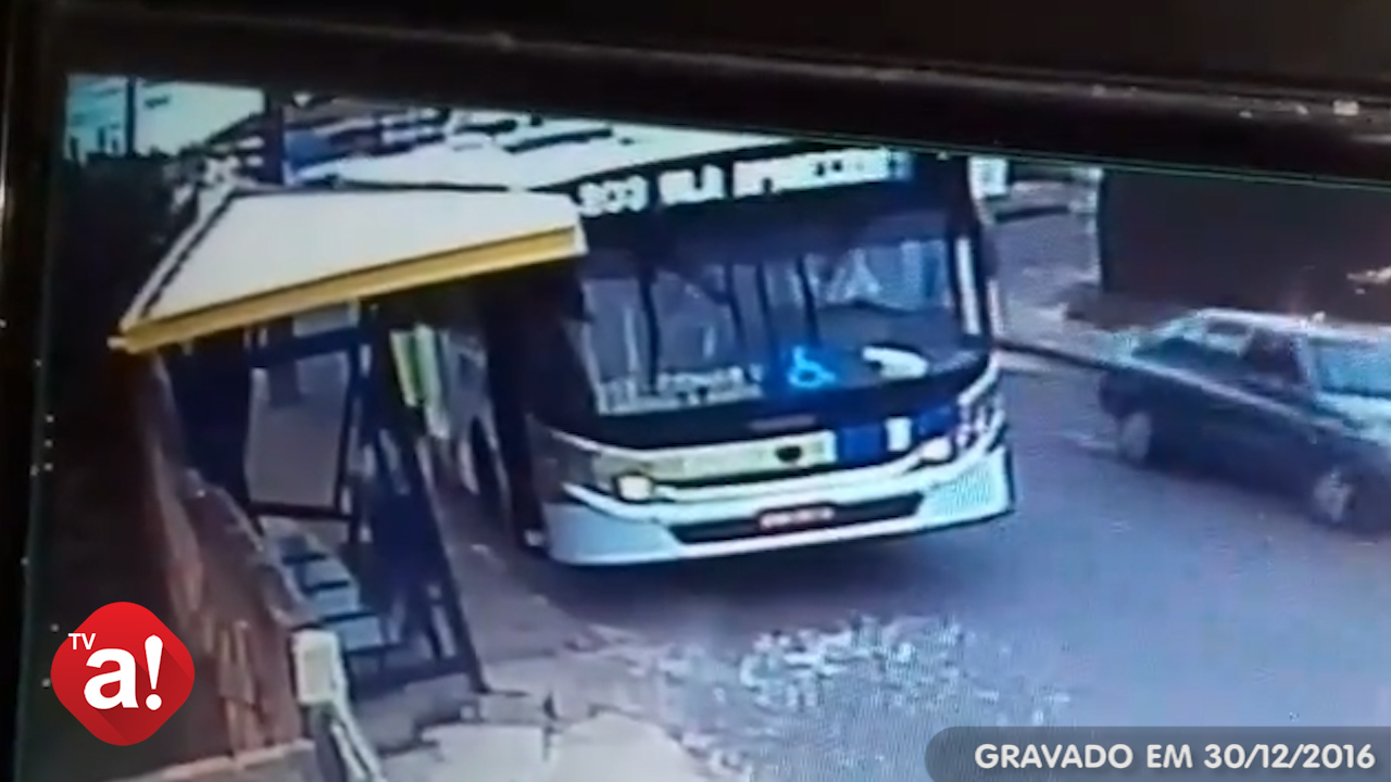 Coletivo atinge abrigo em ponto da Curuzu; veja video