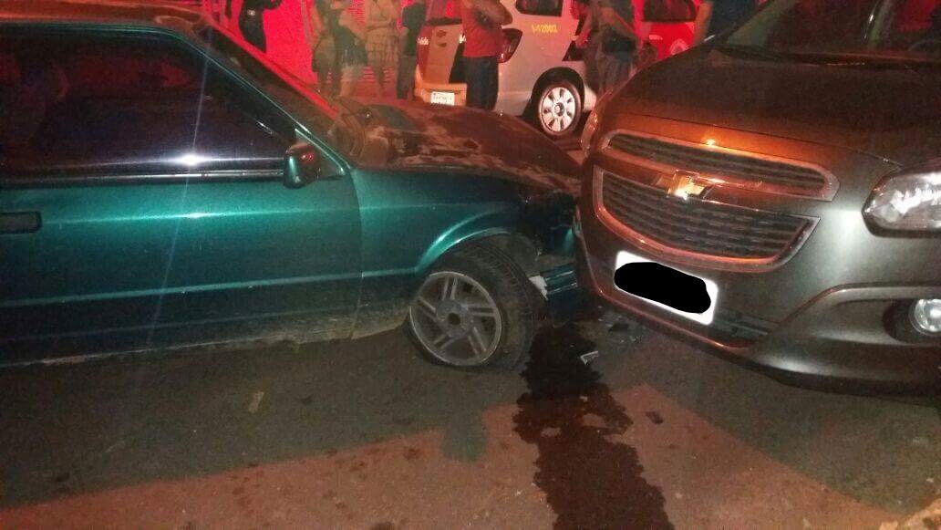 Condutor perde o controle no Jardim Planalto e bate em dois veículos na noite de Natal