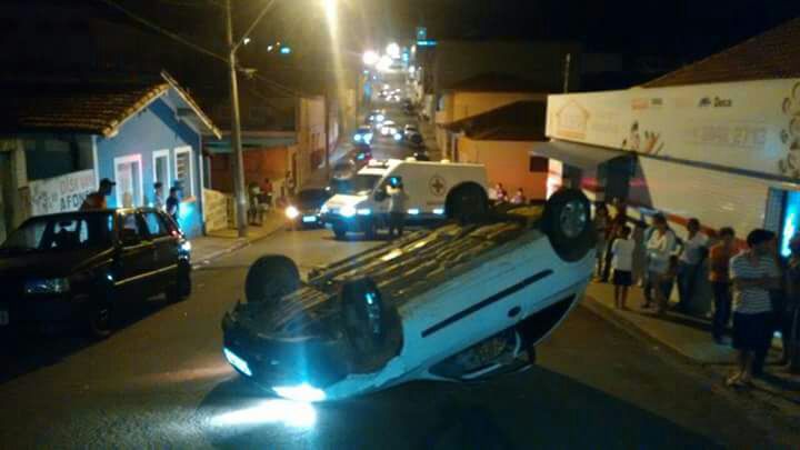 Carro capota no centro de São Manuel