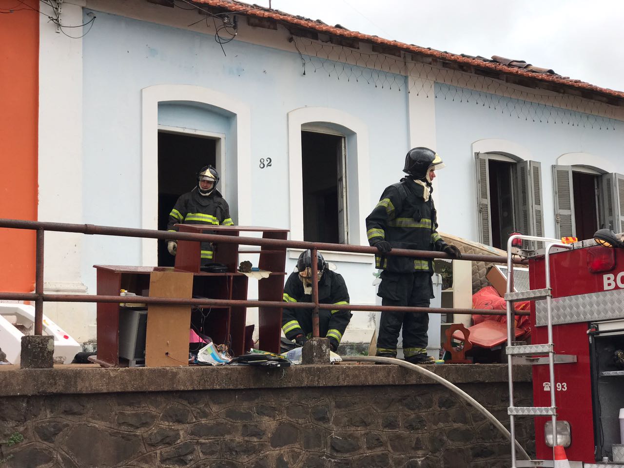 Bombeiros controlam incêndio em casa próxima ao Pontilhão