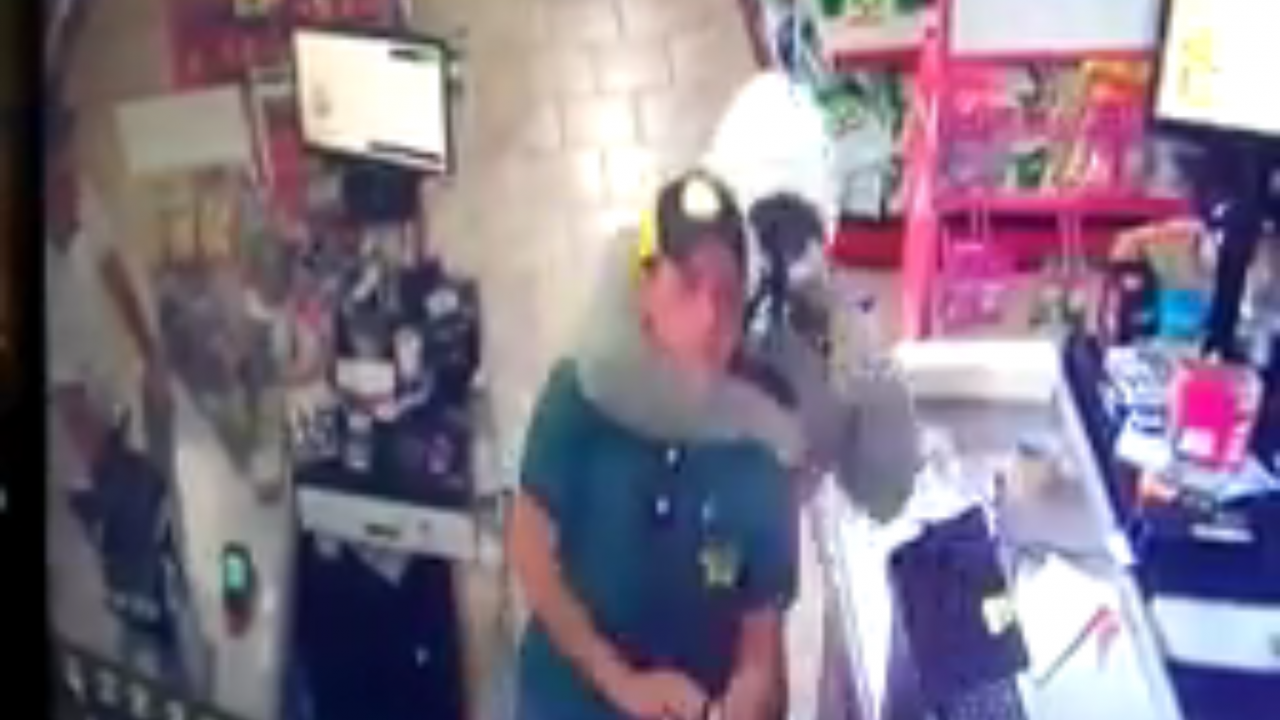 Homens assaltam mercado em São Manuel; vídeo mostra ação dos bandidos Homens assaltam mercado em São Manuel; vídeo mostra ação dos bandidos