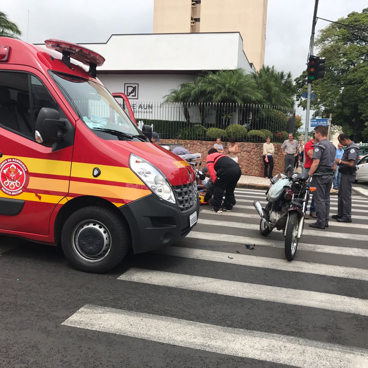 Motociclista fica ferido após colisão com caminhonete na Dom Lúcio