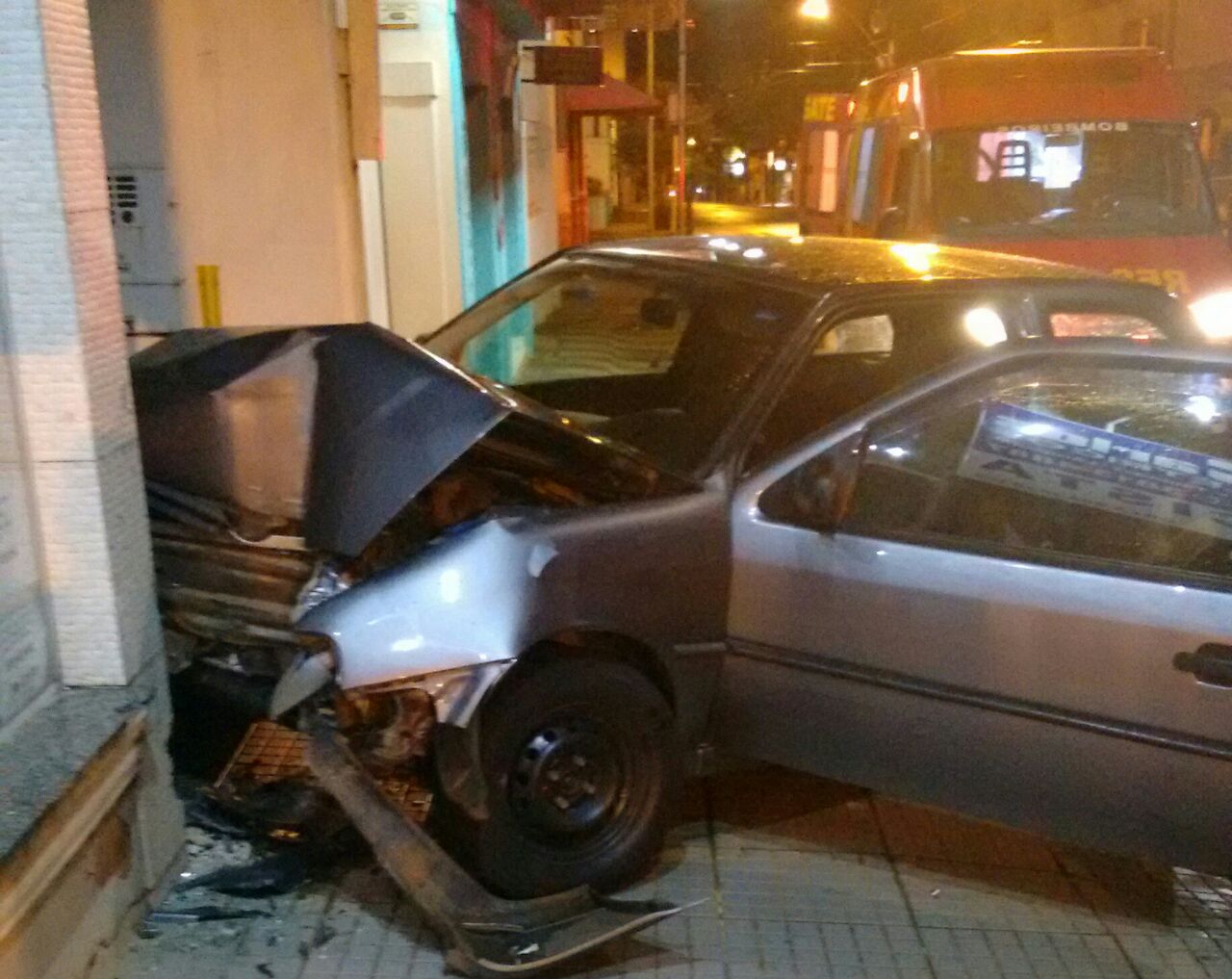 Homem perde o controle e bate o carro na João Passos