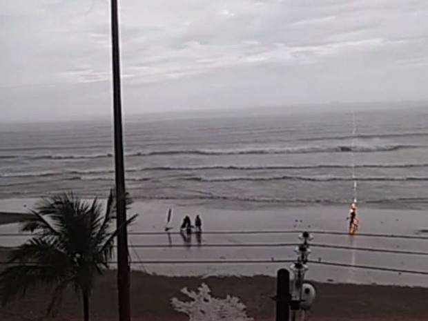 Alerta: Vídeo registra momento exato em que turista é ferida por raio em praia de SP Alerta: Vídeo registra momento exato em que turista é ferida por raio em praia de SP