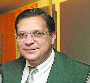 Jornalista é encontrado morto em frente de casa em Bauru Jornalista é encontrado morto em frente de casa em Bauru