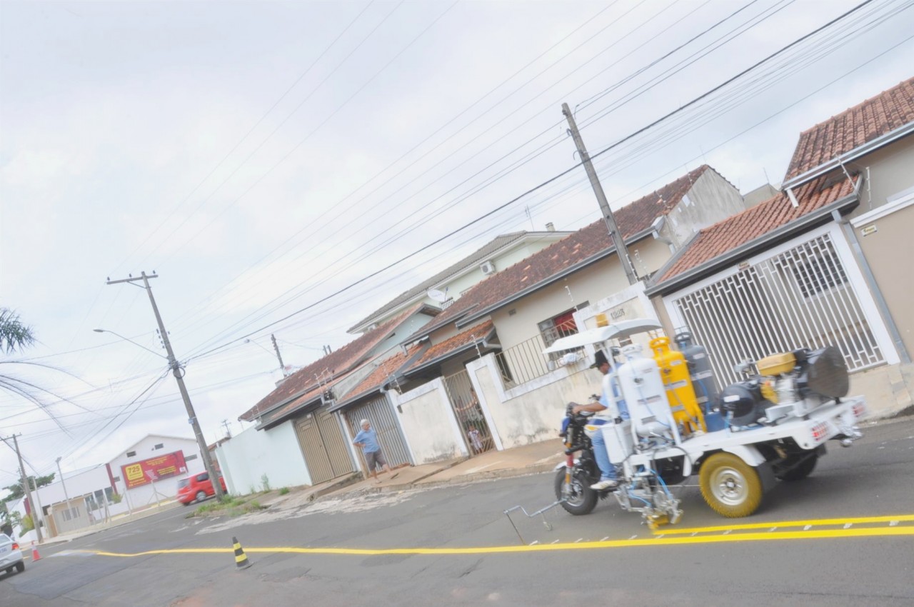 Novo veículo gera economia no serviço de pintura de solo em Botucatu