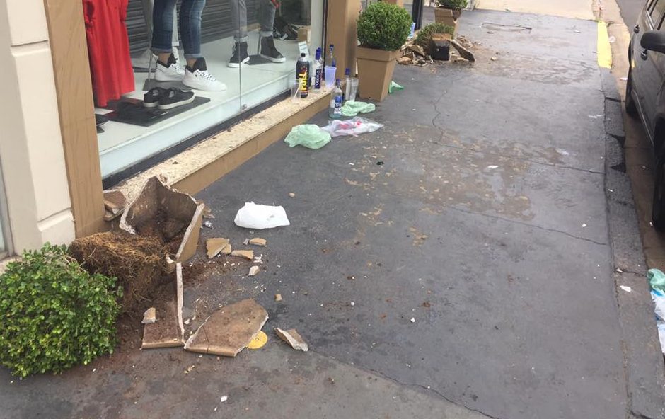 Vândalos quebram vasos de loja na Dom Lúcio e emporcalham avenida
