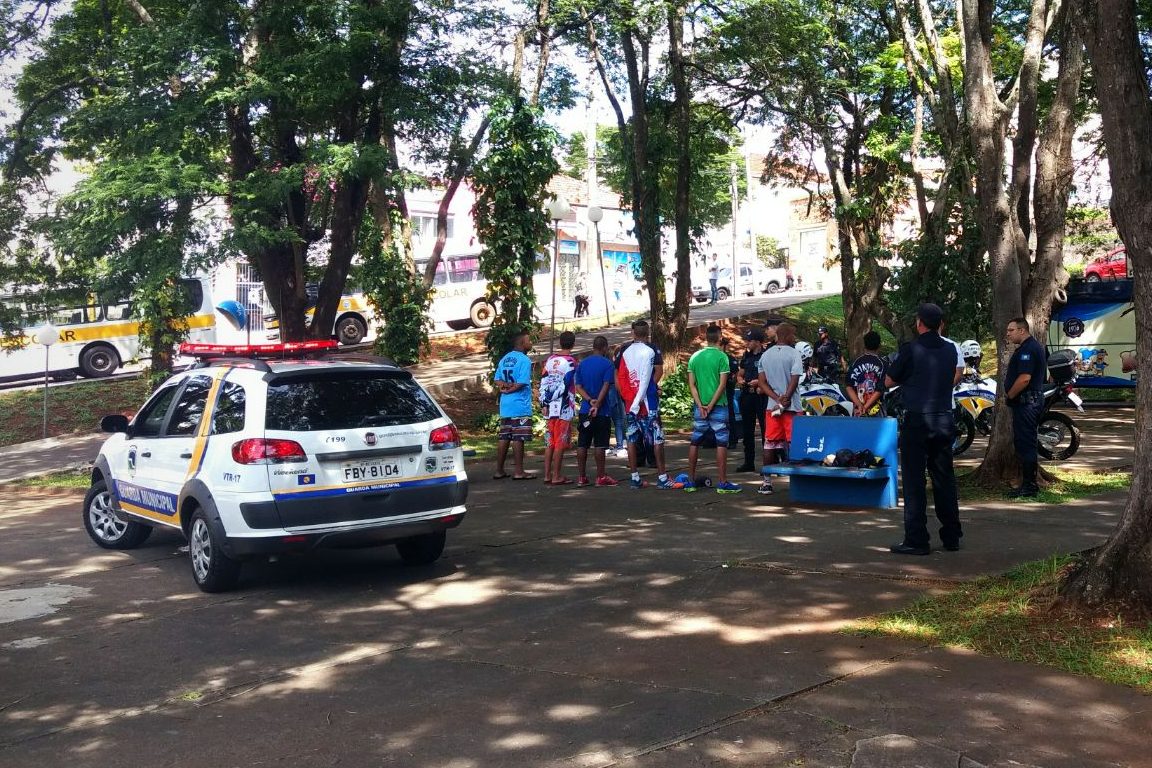 GCM flagra uso de maconha em praça no centro e na COHAB II
