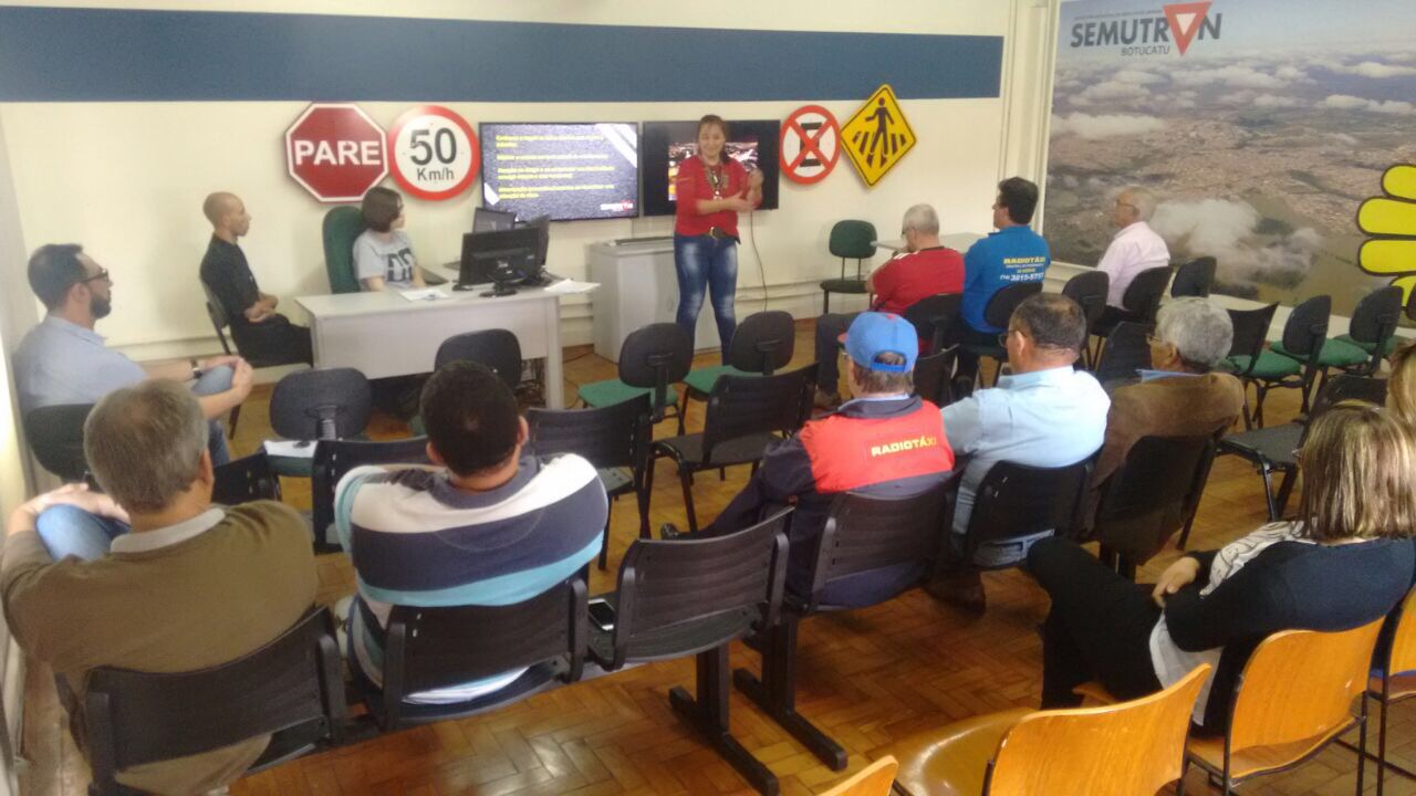 Semutran realiza curso de direção defensiva para taxistas de Botucatu