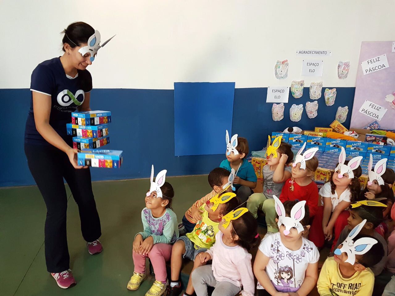 Espaço ELO entrega 170 caixas de bombons para crianças da CEI José Luiz Amat