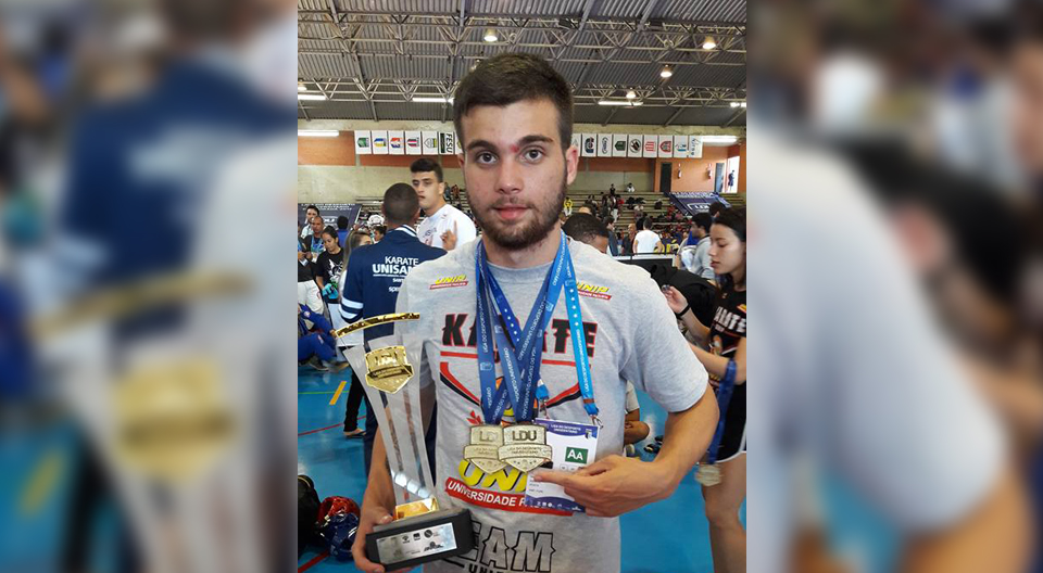Professor do projeto Impacto Total conquista medalhas no karatê da Liga Desportiva Universitária