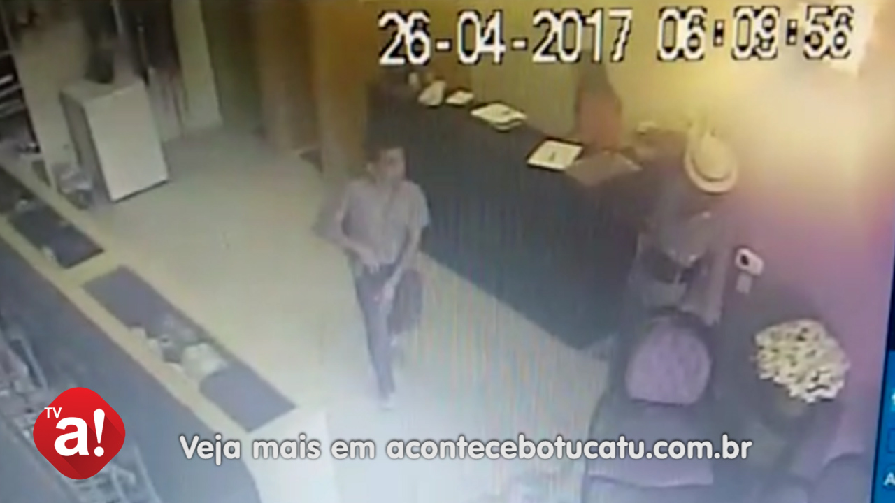 Homem assalta loja no centro de Botucatu, veja imagens