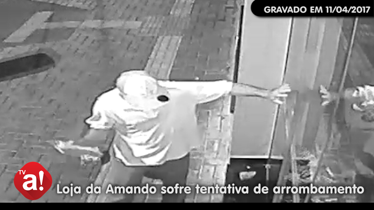 Homem tenta arrebentar fachada de loja com pedradas; veja o vídeo
