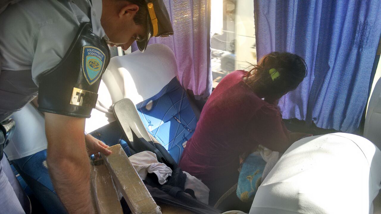 Mulher é presa com mais de 14kg de maconha dentro de ônibus na Castelo; veja vídeo