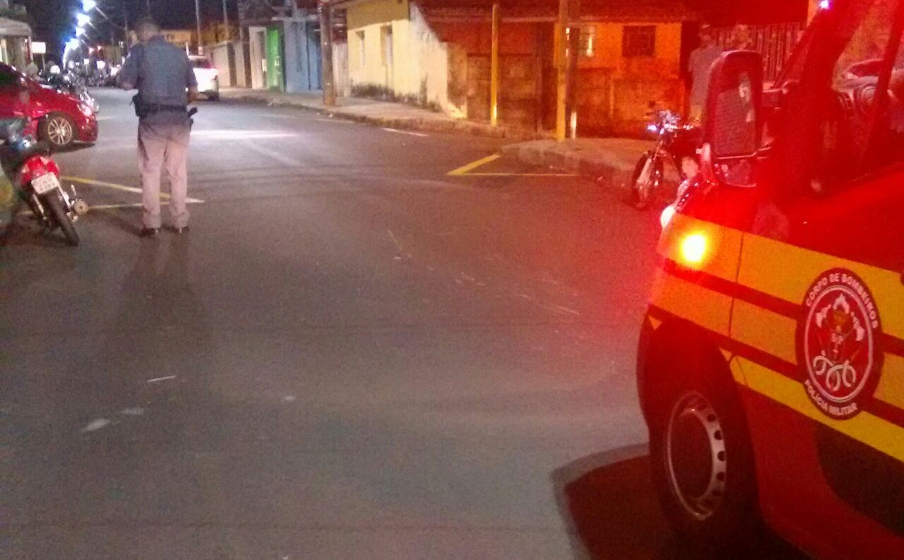 Acidente entre duas motos e um carro deixa três feridos na Rua Amando