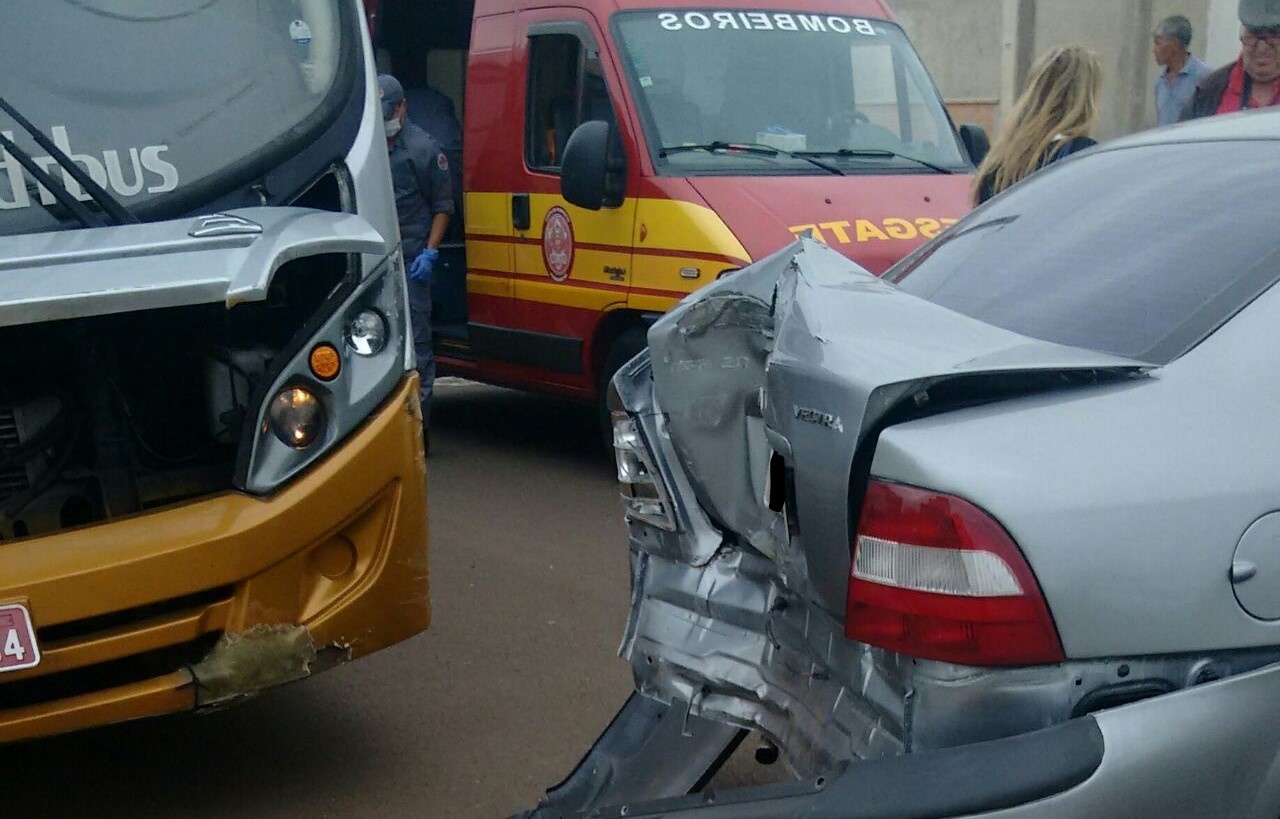 Acidente entre ônibus e carro no Cambuí deixa motorista ferida