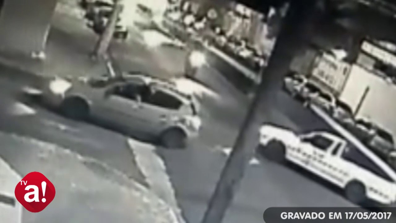 Acidente: Carro cruza preferencial na Dom Lúcio e atinge moto; veja o vídeo