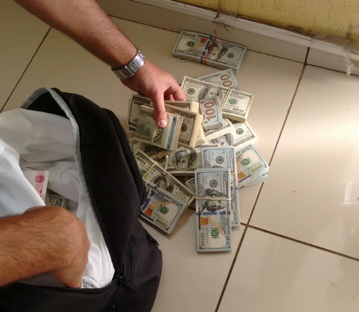 Homens tentam subornar policiais na Castelo Homens tentam subornar policiais na Castelo