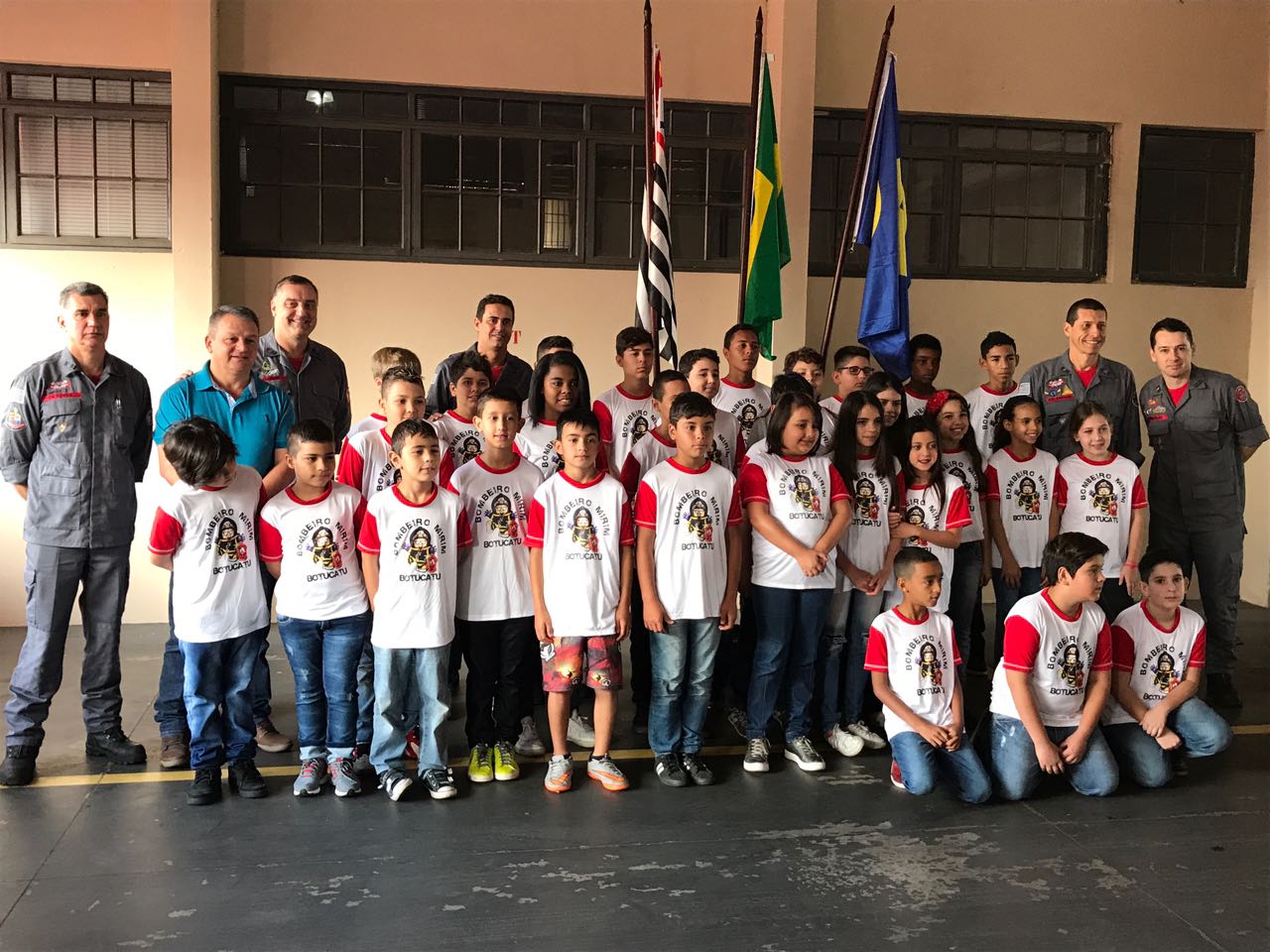 Crianças se formam no ‘Bombeiro Mirim’ em Botucatu Crianças se formam no ‘Bombeiro Mirim’ em Botucatu
