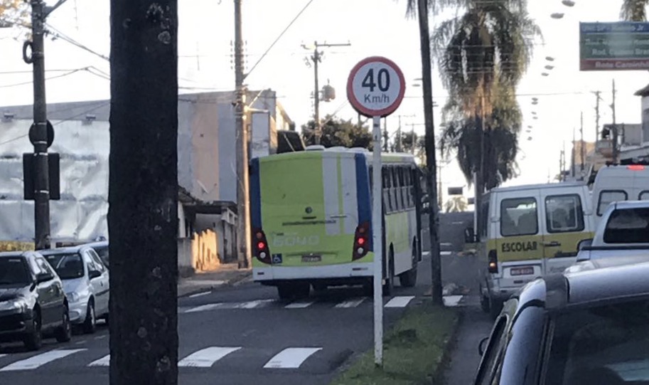Ônibus do transporte coletivo é flagrado cortando o canteiro central e pegando a contramão na Vital Brasil Ônibus do transporte coletivo é flagrado cortando o canteiro central e pegando a contramão na Vital Brasil