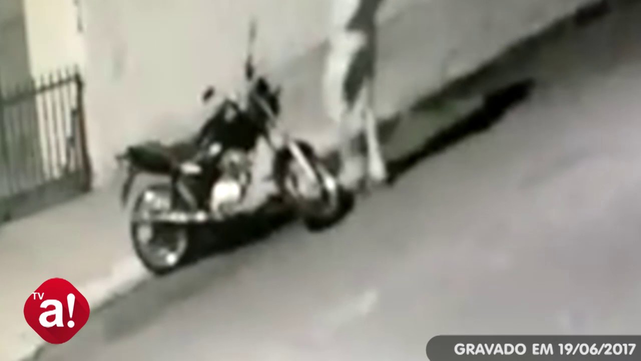 Bandidos furtam motocicleta na Rua João Passos; veja vídeo