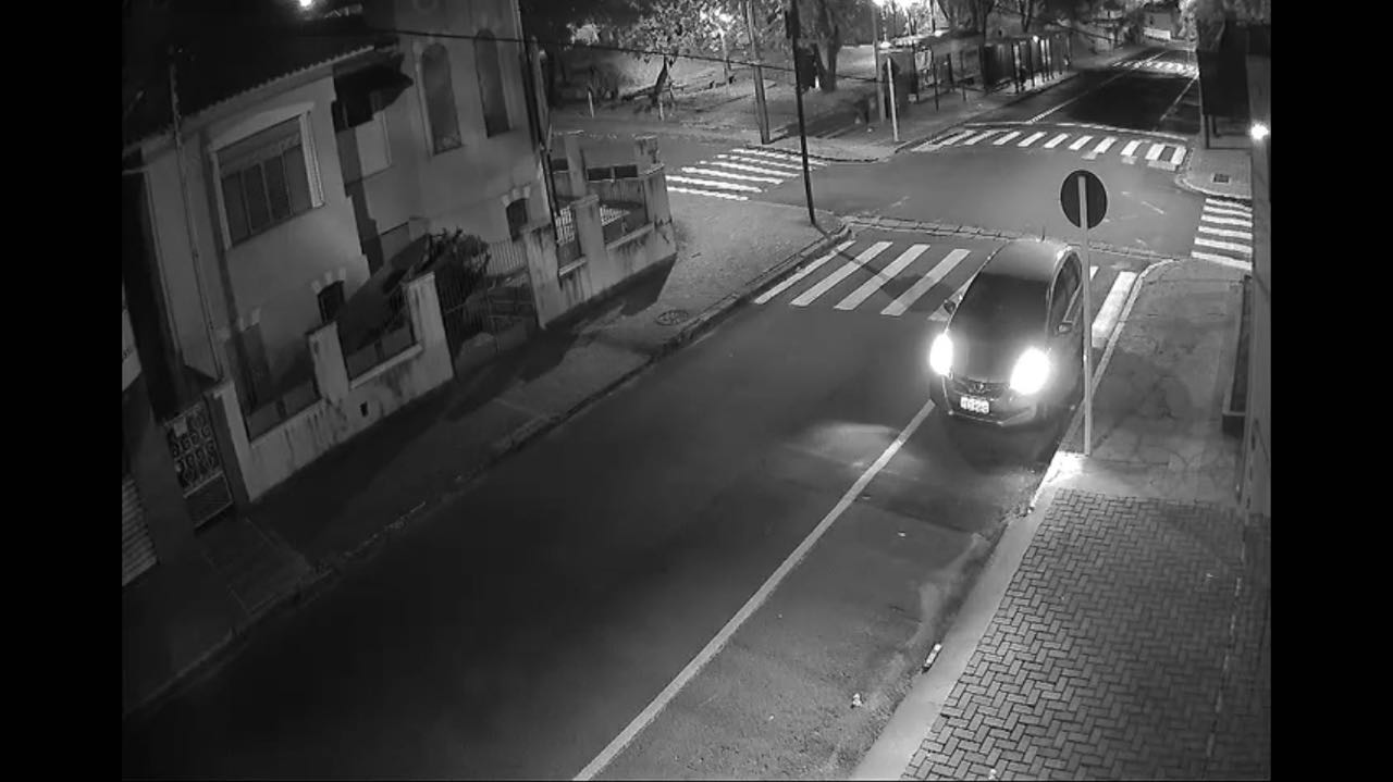 Homem é flagrado por câmeras de segurança pichando residência no centro de Botucatu