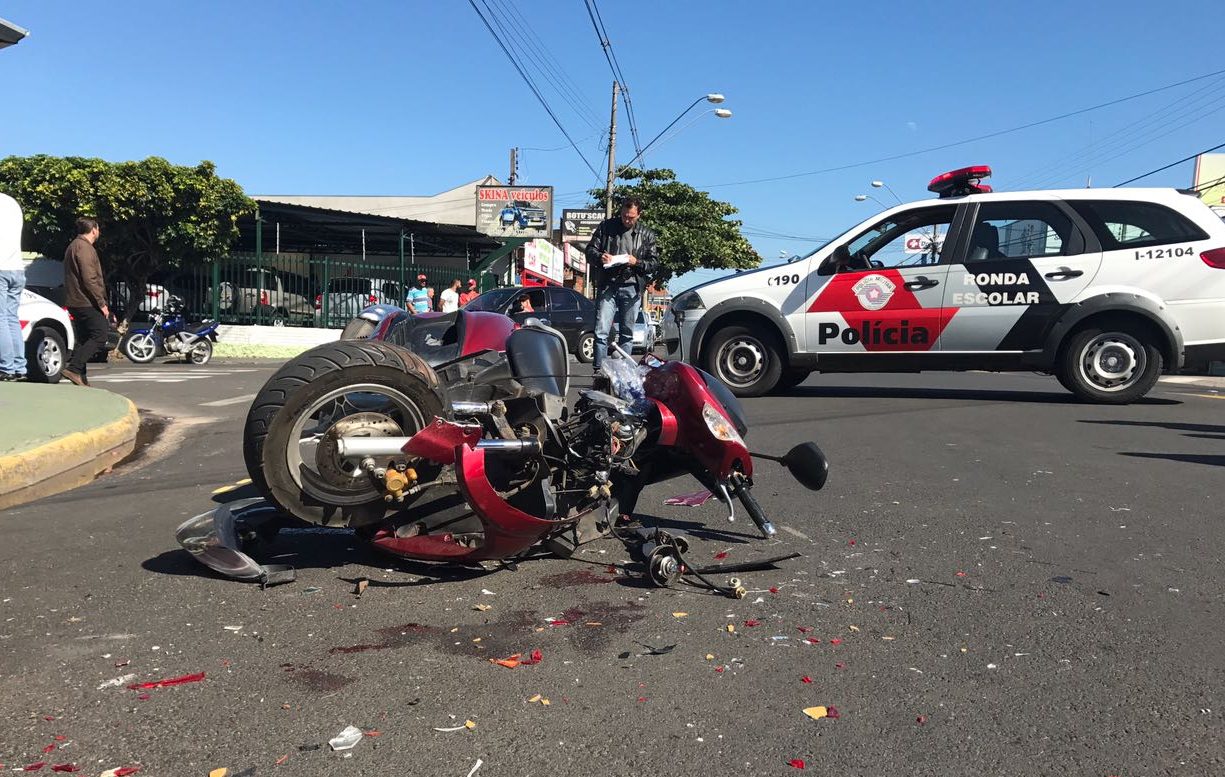 Jovens ficam feridos depois de bater em pickup estacionada em Botucatu; um deles em estado grave
