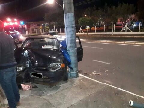 Carro atinge poste na Avenida Professor José Pedretti Neto em Botucatu