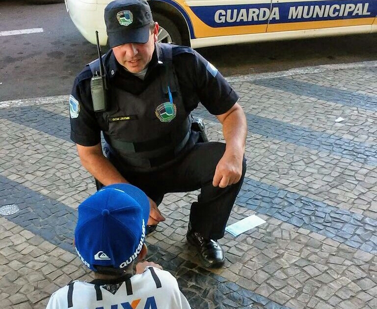 GCM ajuda criança de 10 anos a encontrar a mãe no Centro de Botucatu