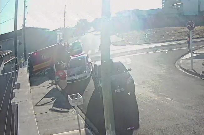 Câmera de segurança flagra acidente de trânsito na Vila Nova Botucatu. Assista