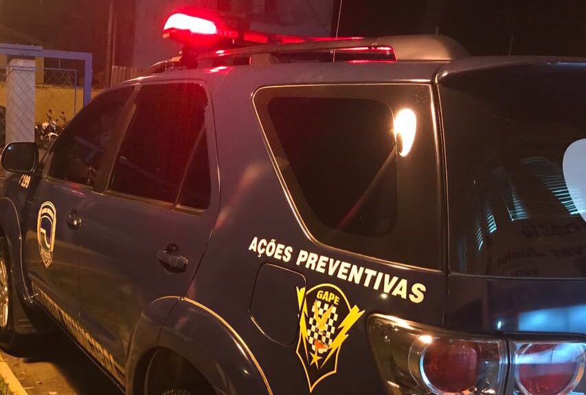 Homem é assassinado com golpes de garrafa no pescoço em bar no centro de Botucatu