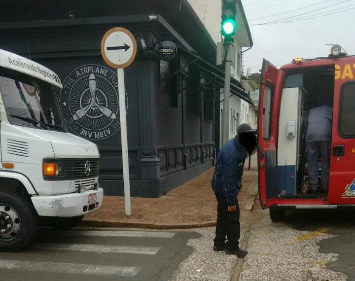 Homem pega carona embaixo de caminhão e acaba atropelado em Botucatu