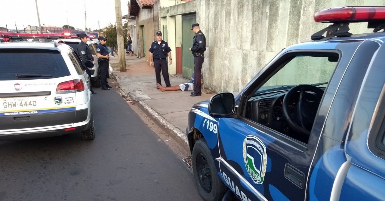 GCM surpreende homem usando crack e maconha dentro de escola