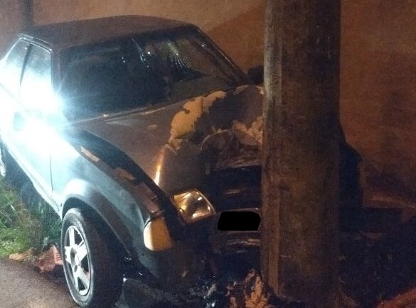 Homem bate carro em poste no Jardim Brasil durante a madrugada