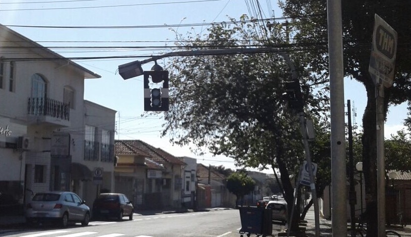 Após acidente que destruiu semáforo, Semutran interromperá trânsito na Floriano Simões