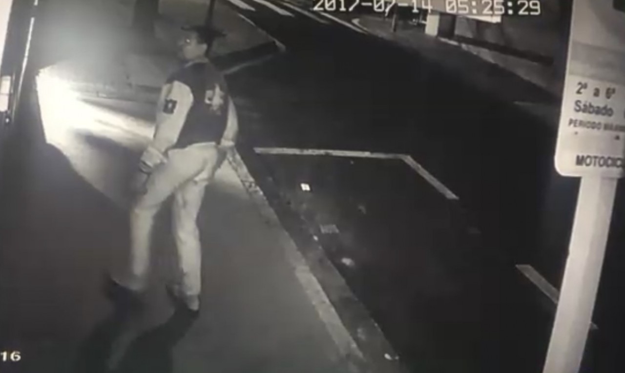 Homem estoura vidraça de loja de cosméticos e furta perfumes. Confira o vídeo