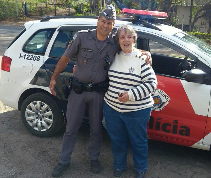 PM presta auxílio a idosa com pneu estourado em vicinal de Pardinho