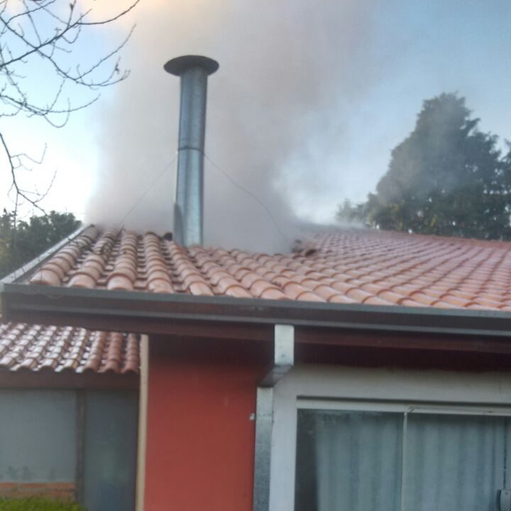 Bombeiros atendem incêndio em residência no bairro Demétria em Botucatu