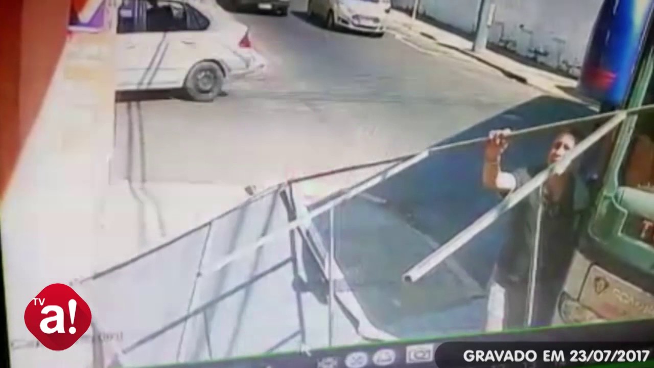 Ônibus atinge fachada de loja na Curuzu