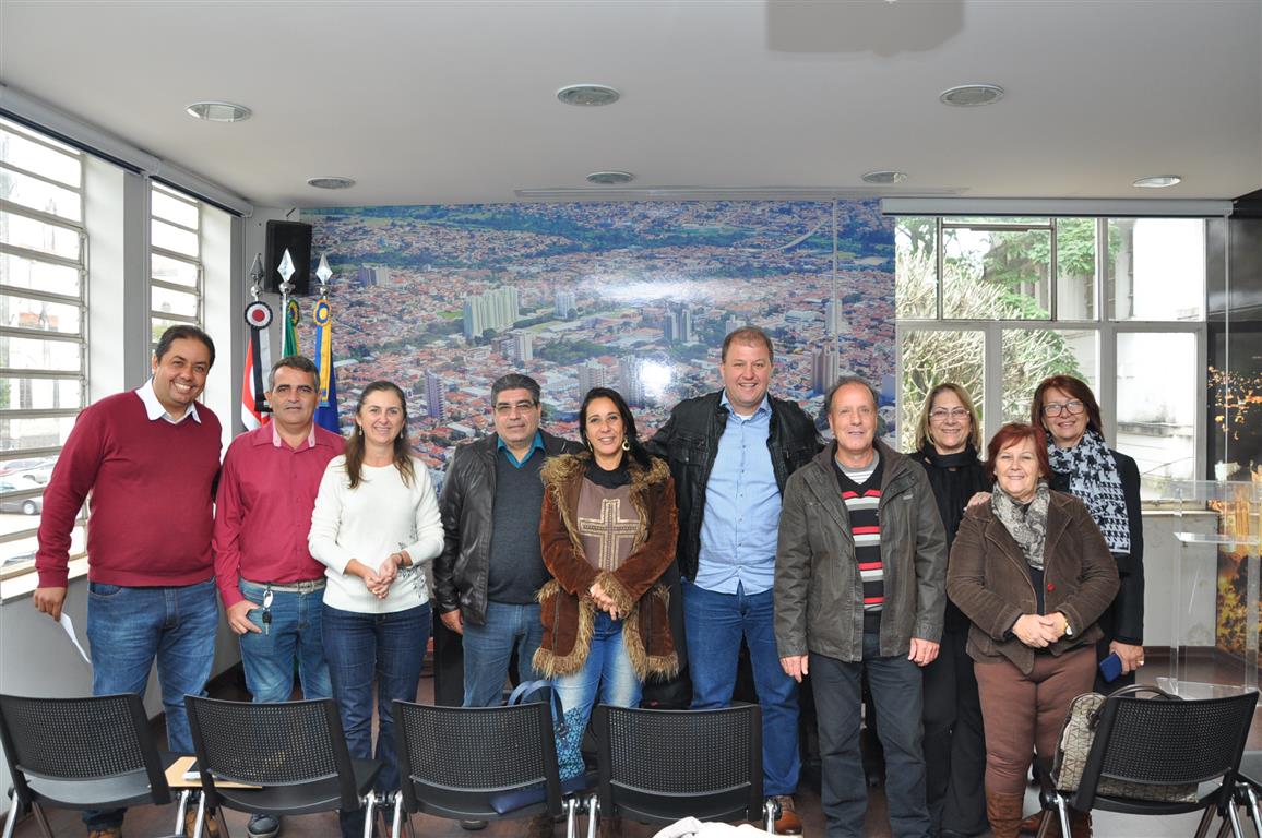 Executivo intermedia reunião entre moradores do Rio Bonito e Vivo