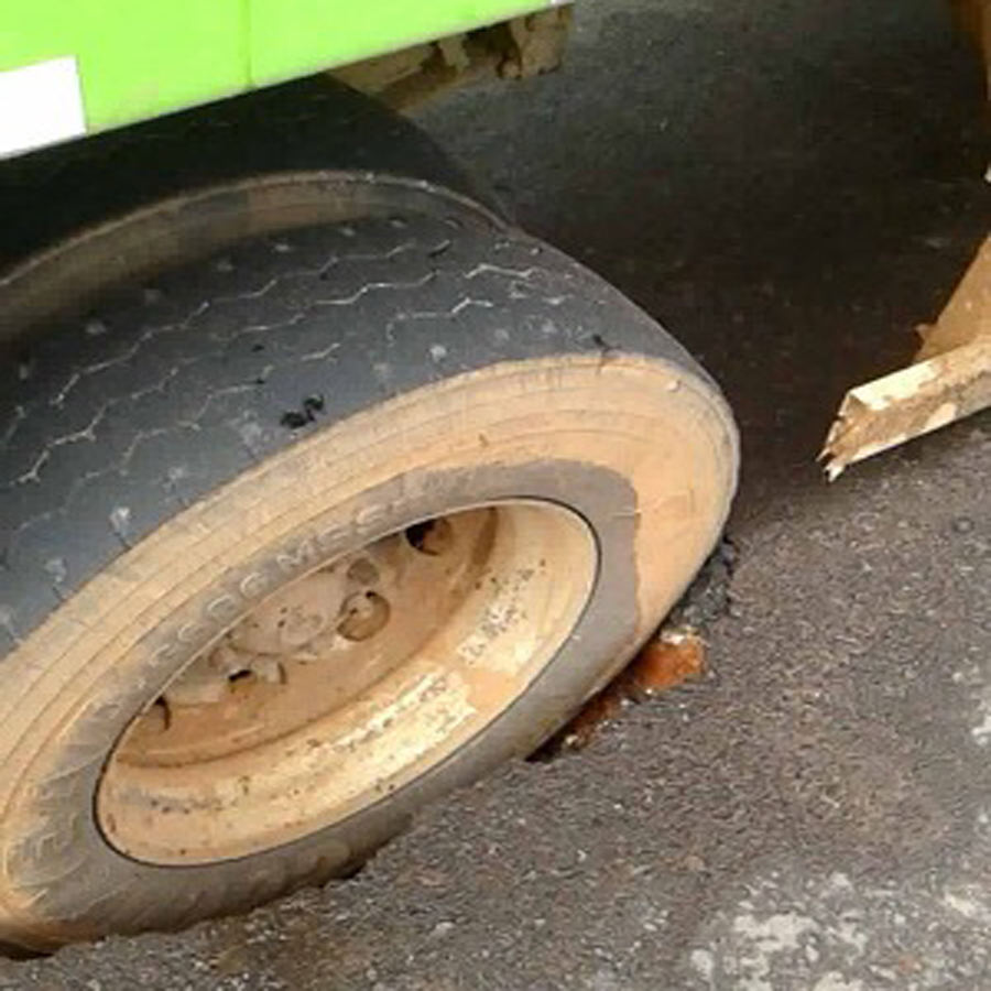 Asfalto cede e caminhão de lixo fica ‘preso’ no Jardim Ciranda Asfalto cede e caminhão de lixo fica ‘preso’ no Jardim Ciranda