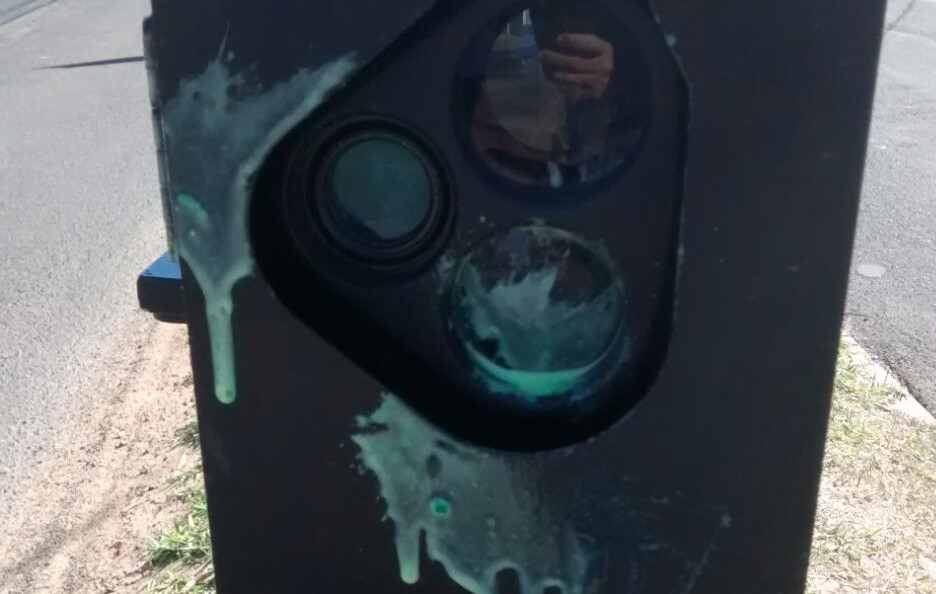 Homens atiram em radar com arma de Paintball em Botucatu Homens atiram em radar com arma de Paintball em Botucatu
