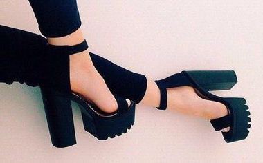 Como usar um ‘total black’ por Mariana Camargo